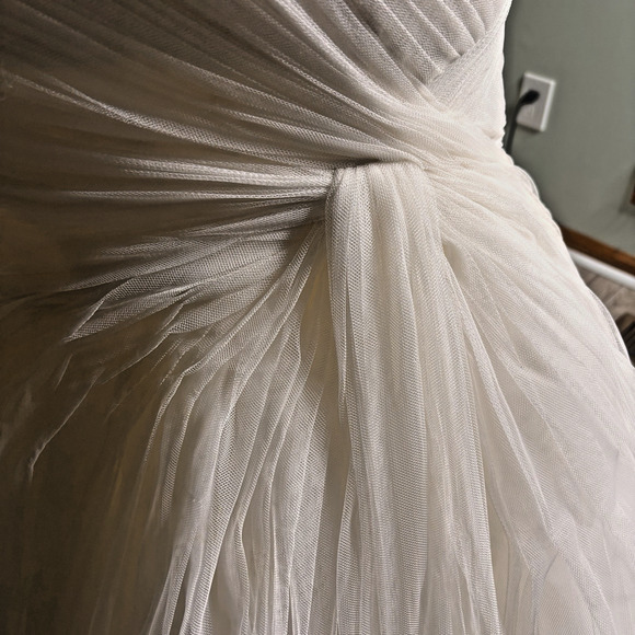 Monique Lhuillier Wedding Dress – Ivory Tulle Mermaid Gown –00 - Picture 8 of 16